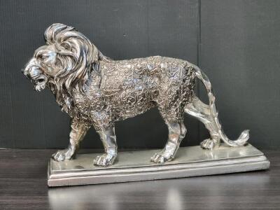 (1) Majestic Lion Statue