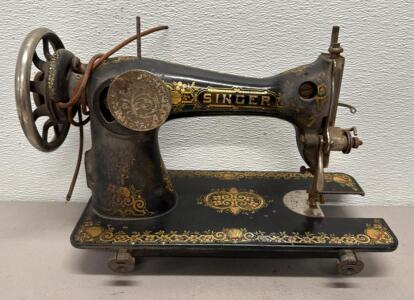 Singer Model 15 Antique Sewing Machine, Cast Iron, Gold Decals, Handwheel, Circa 1910&ndash;1930