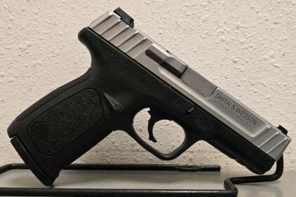 Smith & Wesson SD40 VE .40 S&W, 4" Barrel, Stainless/Polymer, Serial FCU9578