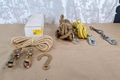 (1) Klein Tools 1082-30 Block & Tackle Set & 2-Ropes W/ Hooks
