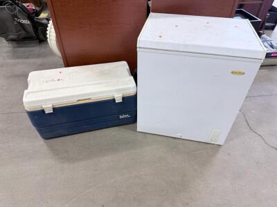Igloo Legend 94 Quart Cooler, Blue/White, Ruler Lid, Dual Latch, Swing Handles & Electric Freezer