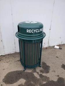 Green Outdoor Recycling Bin with Lid, 32 Gallon, Freestanding Steel