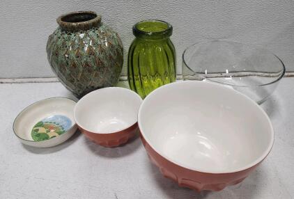 (1) Vintage Green Drip Glaze Ceramic Vase (2) Williams-Sonoma Burnt Orange and White Fluted Mixing Bowls (1) Sango Country Cottage Coupe Cereal Bowl And More