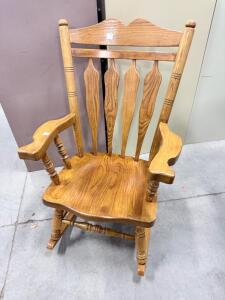 Traditional Oak Wood Rocking Chair with Armrests & Spindle Back, 25"x32"x43", Honey Finish