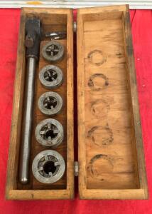 Toledo Pipe Threading Die Set, 5 NPT Dies (1/4"&ndash;1") with Handle & Wooden Box