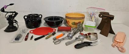 Mixed Lot: Kitchen Tools, Decor, Vintage Phone, Wilton 16" Bags, Rubbermaid Food Saver, Lamp (Working)