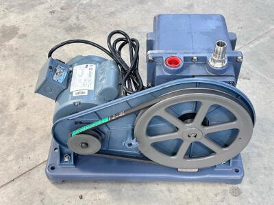 Welch DuoSeal 1402B-01 Rotary Vane Vacuum Pump, 1/2 HP, 115/230V, 5.1 CFM, Single-Phase Powers On Parts Or Repair