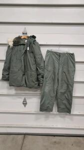 US Military Extreme Cold Weather Parka w/ Synthetic Fur Hood & CWU-5/P Pants, Olive Green Small
