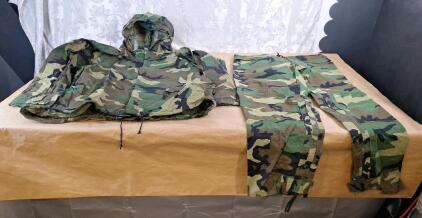 (1) Set Of Woodland Camouflage Waterproof Jacket & Pants, Large