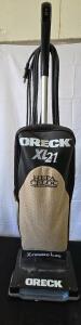 Oreck XL21 Vacuum Powers On, Please inspect in person, Se photos for more details.
