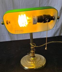 Underwriters Laboratories Green Vintage bankers lamp. Powers on. Please inspect in person.
