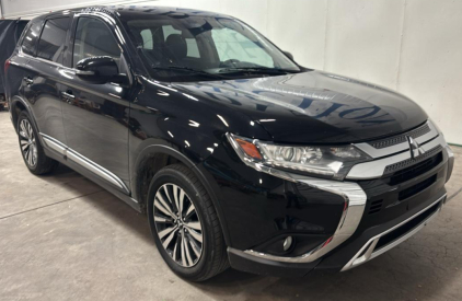 2020 MITSUBISHI OUTLANDER - 4X4! LOW MILES!