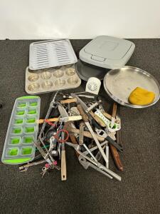 Assorted Kitchenware Lot &ndash; Baker&rsquo;s Secret Pie Pan, Muffin Pan, Mixing Bowl, Utensil Bundle