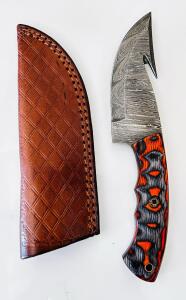 Damascus Steel Skinning Knife, 3.5" Gut Hook Blade, Sculpted Red/Black Handle, Leather Sheath