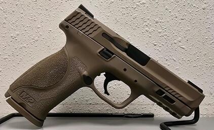 Smith & Wesson M&P 9 M2.0 9mm, FDE, 4.25" Barrel, Polymer, Case, Backstraps, SN NLV9432