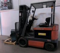 Toyota 5FBCU25 Electric Forklift, 36V, 4,960 lb Cap, Sideshifter, 189" Lift, Charger, 5,126 hrs - 2