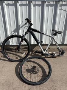 Diamondback Response XE Hardtail Mountain Bike, 26" Wheels, Front Suspension, Disc Brakes. Bike tire not attached to bike, might need a new chain, tires need air. Please inspect in person.