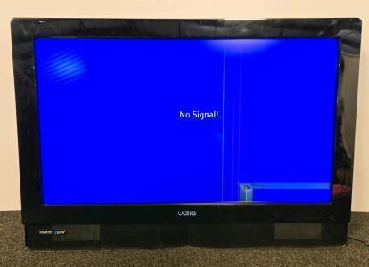Vizio VW32L HDTV20A 32" LCD TV, 1366x768, 2 HDMI, Wall Mount, Broken Screen, Nov 2007, SN LSPBFCH4535502