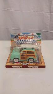 Chevron Cars Woody Wagon, 1998, Sally&rsquo;s Surf Shack, 1:43 Scale, New Sealed, Surfboard Accessory