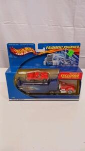 Hot Wheels Pavement Pounder Dead Man's Curve Transporter & Car Set, 89213, Sealed