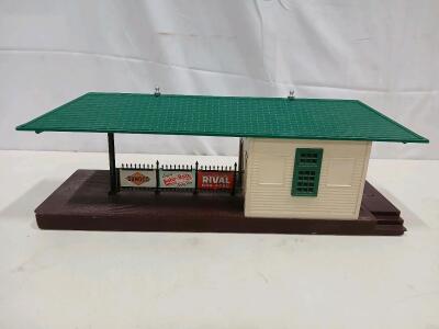 Lionel 256 Illuminated Freight Station O Gauge Model&mdash;Green Roof, Advertising Signs, 1950s/60s USA
