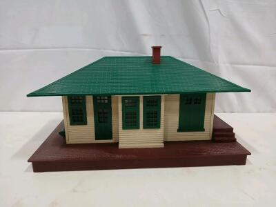 Lionel 132 Illuminated O Gauge Train Station, Green Roof, LIONELVILLE Sign, Vintage Postwar