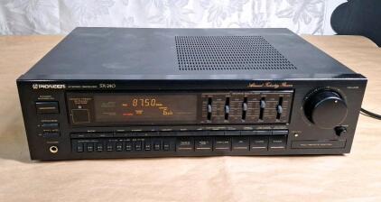 (1) Vintage Pioneer SX-240 Stereo Receiver