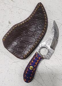 (1) Fixed Blade Damascus Steel Skinning Knife With Wood Handle And Sheath