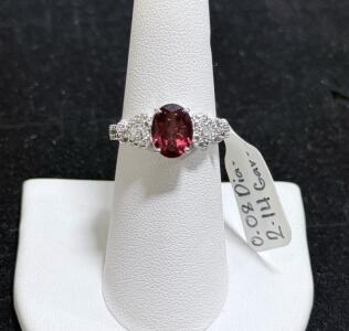 2.14 ct Oval Garnet & 0.08 ct Diamond Silver Ring, K18E2 Hallmark, 3.36g