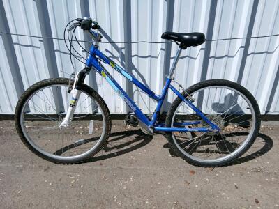 Diamondback Sorrento Mountain/Hybrid Bike, 26" Wheels, Front Suspension, 21-Speed, Blue/White
