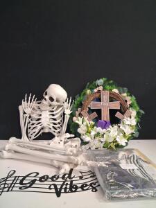 Beetlejuice Spirit Halloween Costume XX-Large, 2 Easter Wreath & Halloween skeleton 56x16x40cm