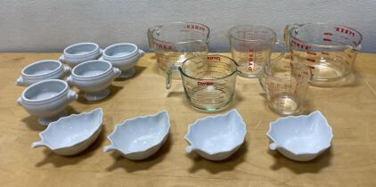 Pyrex Measuring Cups 2qt/1qt/500ml + 6 French Onion Soup Bowls & 5 Leaf Dishes, White Ceramic