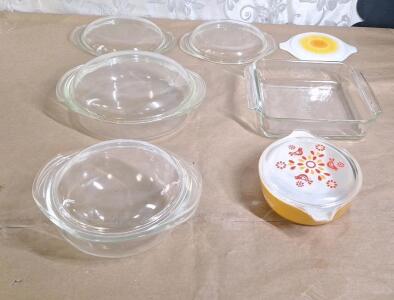 (3) Vintage Pyrex Covered Cassarole Dishes W/ Lids, (1) Anchor Hocking Glass Cassarole Dish & (3) Assorted Pyrex Glass Lids