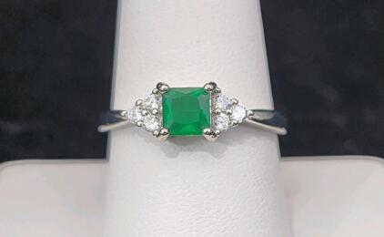 (1) Size 9 Faceted Square Cut Green Emerald Ring
