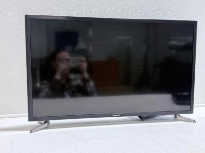 Samsung UN32M5300AFXZA 32" Full HD Smart LED TV, 2 HDMI Ports, Built-in Wi-Fi, Powers ON, Works