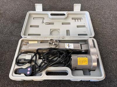 Electric Car Scissor Jack 12V DC, 2204 lbs/1000kg Capacity, 14&ndash;43cm Lift, Remote, Case, CE Marked. Tested and Powers On Please Inspect.