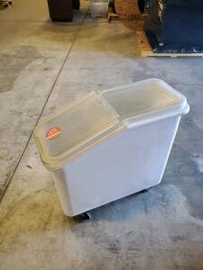 Rubbermaid Commercial Ingredient Storage Bin 32.5 Gallon with Sliding Lid and Casters (R-1)