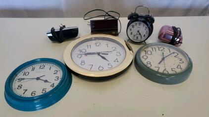 Mixed Lot: 7 Clocks &ndash; Spartus, Sharp, Ingraham, Wall & Digital Alarm Desk, Twin Bell