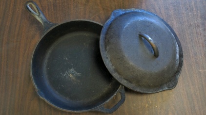 Lodge 10" Cast Iron Pan w/Lid