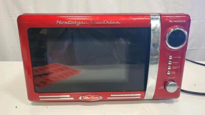 Nostalgia Electrics RetroWave 0.9 Cu. Ft. 800W Countertop Microwave Oven - Red