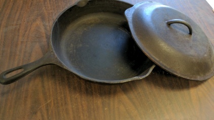 11" Cast Iron Pan w/Lid