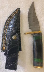 Fixed-Blade Hunting Knife with Damascus Steel Blade, Brass Guard, and Custom Green-Black Handle 7"
