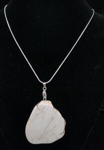 (1) 123 Ct. White Buffalo Turquoise 24" Necklace