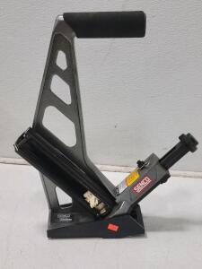 SENCO SHF15 Manual Hardwood Flooring Cleat Nailer, Drives 1.5" to 2" "L"-Type Cleats, Includes Mallet