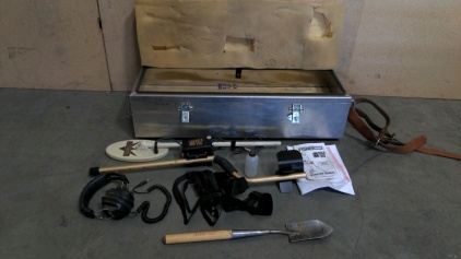 Fisher Metal Detector w/Case