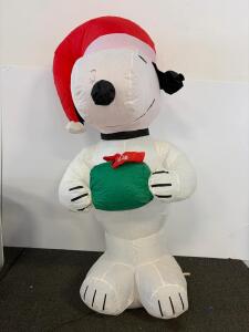 Gemmy 4ft Inflatable Snoopy Christmas Decoration with LED Lights