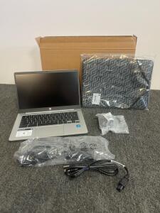 HP Chromebook 14" Intel Celeron 4GB RAM 32GB eMMC Chrome OS With Charger And Sleeve
