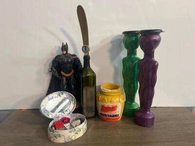 "Hello Earthlings" Alien Plastic Novelty Cups/Bottles &ndash; Green & Purple, 28 oz Capacity