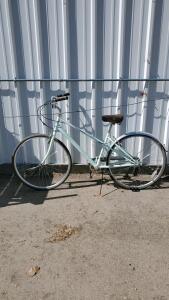 Vintage-Style Light Blue City Bicycle with 700c Wheels and Chrome Fenders