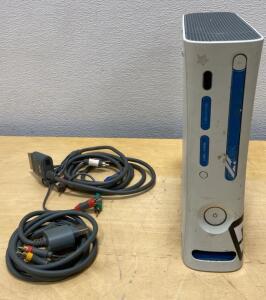 Xbox 360 Console, 2009, HDMI Output, White, Blue Faceplate, Serial 025305590407, Cables Included ( Powers On / No Power Cord )